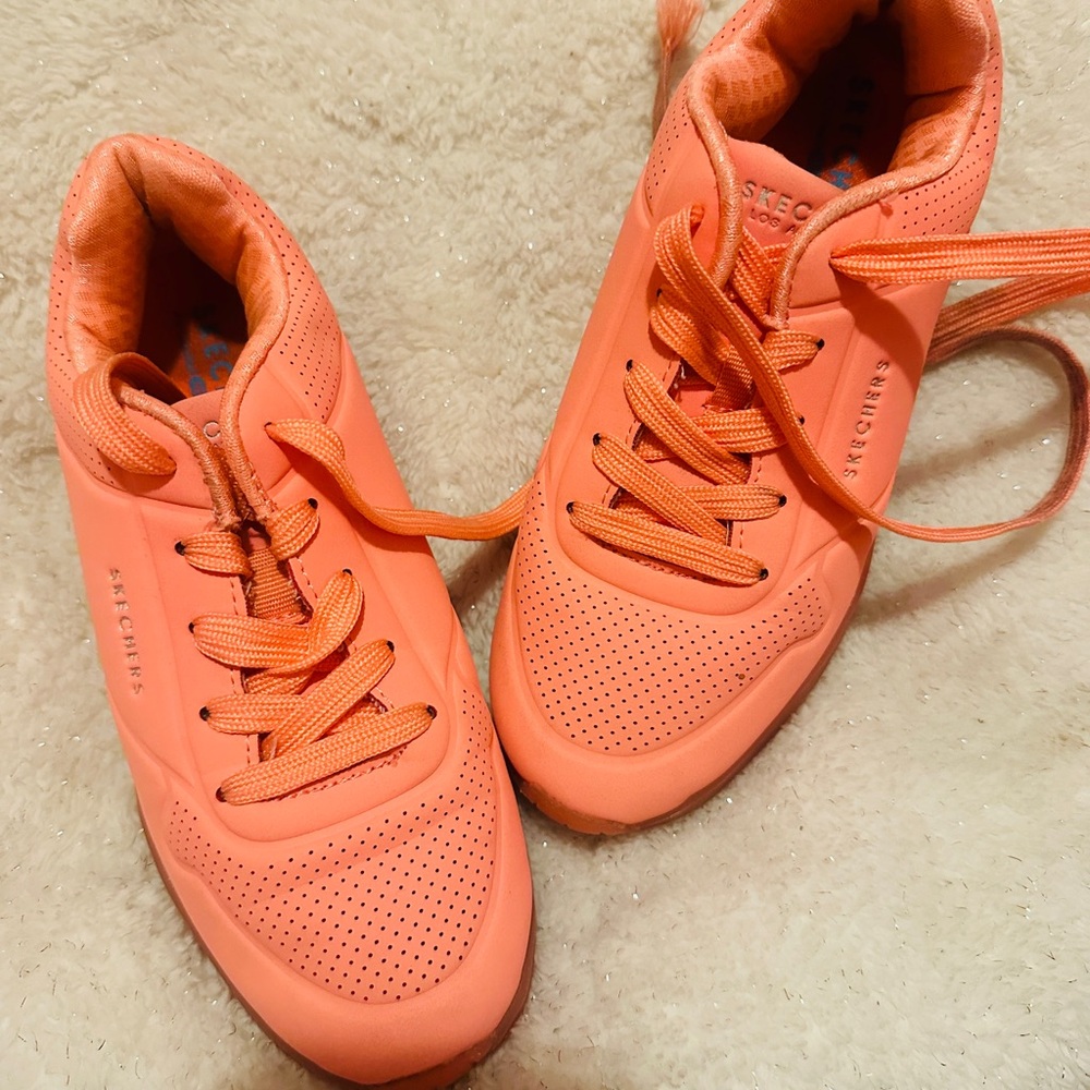 Skechers, girl, size 2, excellent condition, coral color